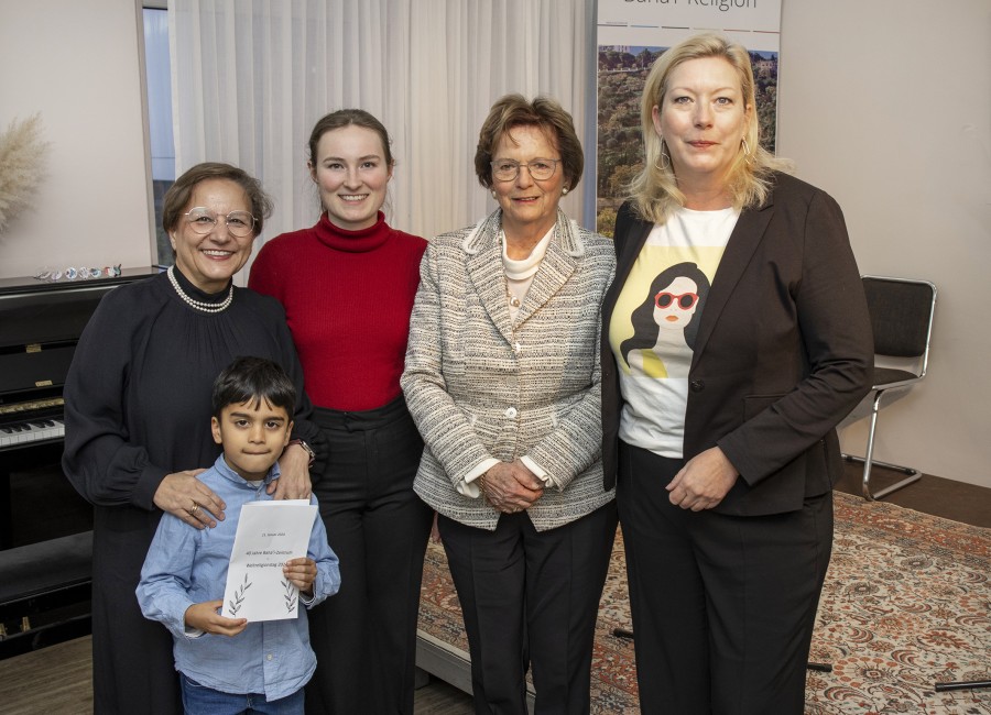 Bürgermeisterin Julia Jacob gratuliert zum 40-jährigen Bestehen des Bahá’í Zentrum Essen
